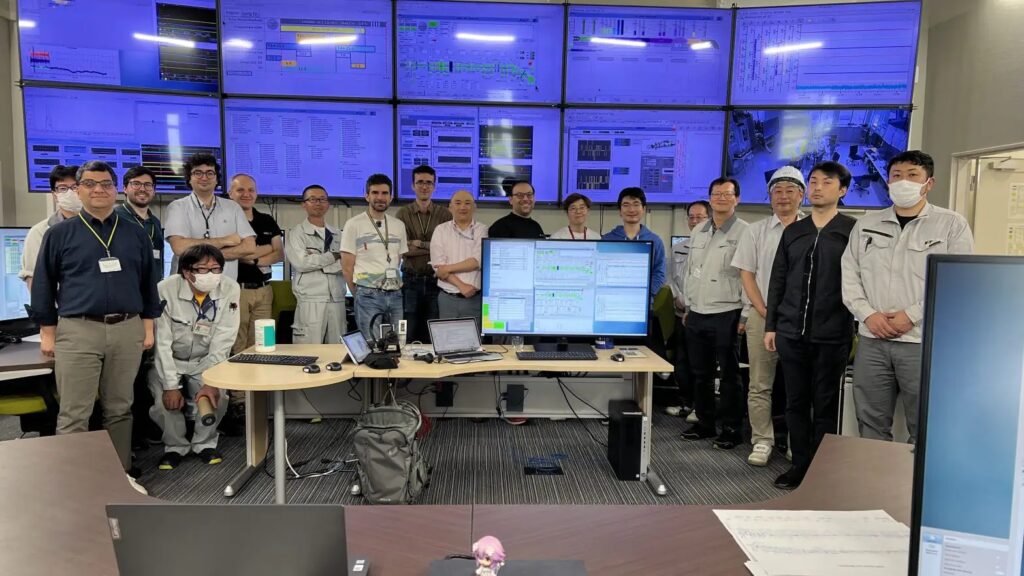 The European and Japanese teams in the control room of LIPAc, in Rokkasho, Japan. ©IFMIF/EVEDA